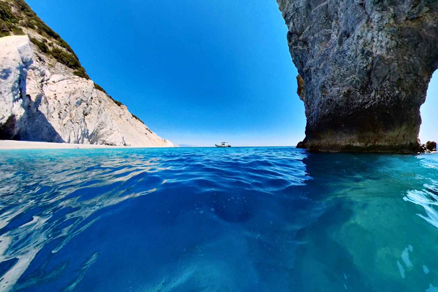 Скиатос: Экскурсия на катере по пляжу Лалариа и пещерам