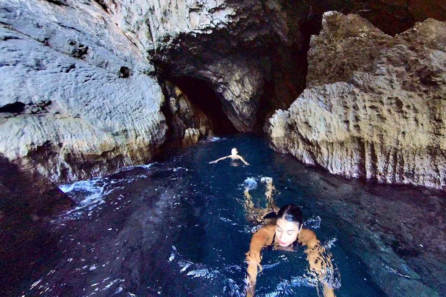 Скиатос: Экскурсия на катере по пляжу Лалариа и пещерам