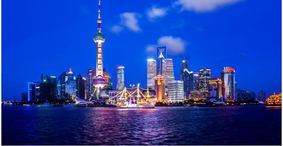 Shanghai: Nächtliche Flussfahrt mit Essen im Xinjiang-Stil