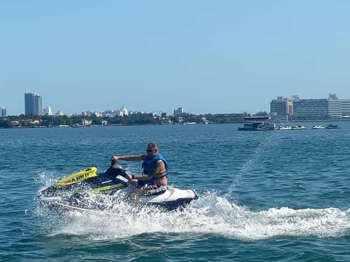 Майами: залив Бискейн, 1 час катания на водных лыжах и катание на