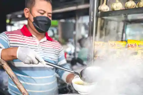 Phnom Penh: Morning Market & Guided Breakfast Tour by Tuktuk