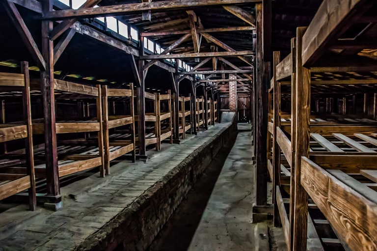 Cracovie : Visite guidée d'Auschwitz-Birkenau avec transportDécembre Visite guidée avec transport à partir d'un point de rencontre