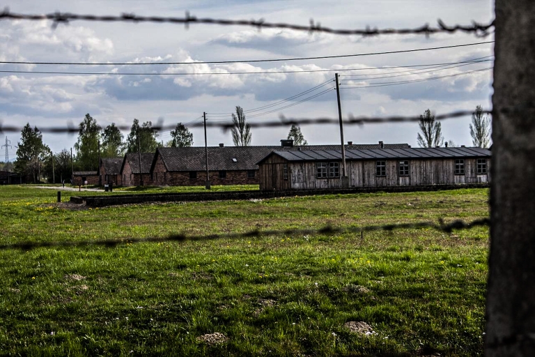 Cracovie : Visite guidée d'Auschwitz-Birkenau avec transportDécembre Visite guidée avec transport à partir d'un point de rencontre