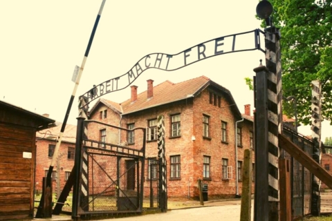Au départ de Varsovie : Visite en petit groupe d'Auschwitz-Birkenau avec déjeunerVisite d'Auschwitz-Birkenau en petit groupe, voiture Super Premium + déjeuner