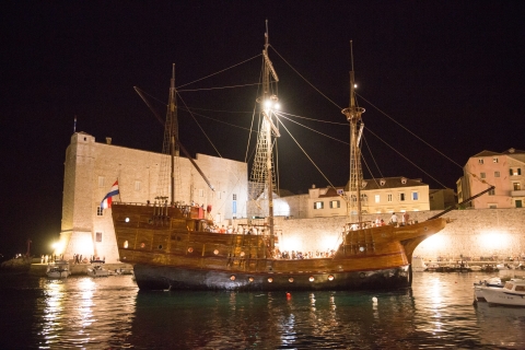 Dubrownik: nocna łódź karaka ze Starego Miasta z XVI wieku
