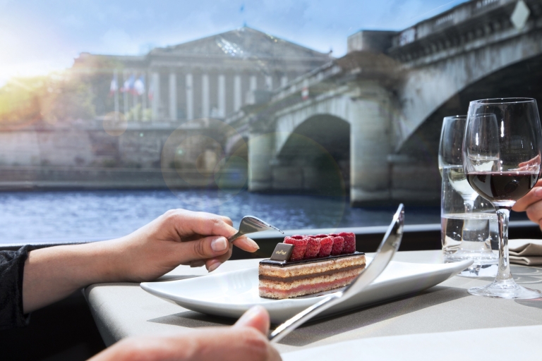 Paris: Lunch Cruise und Sightseeing Bus Tour ab LondonStandard Premier Class bei Eurostar