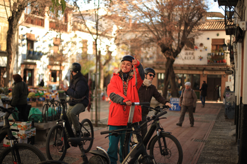 Granada: Passeio de eBike pelos destaques e pontos de vista com pausa para tapasTour privado em francês