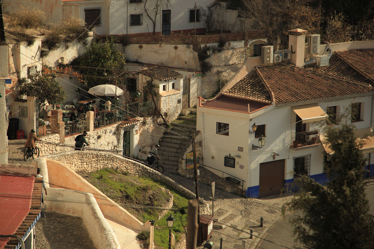 Granada: Tour in eBike dei punti salienti e panoramici con pausa tapasTour privato in francese