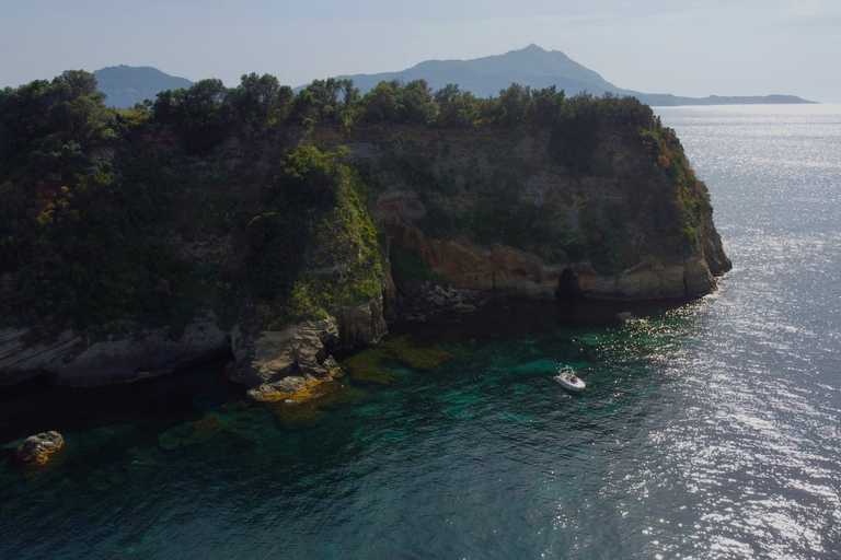 Procida : tour en bateau avec arrêts baignade et photos sous-marines