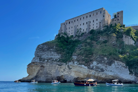 Procida : tour en bateau avec arrêts baignade et photos sous-marines