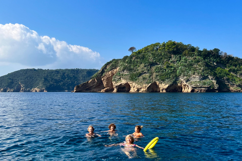 Procida: Boat Tour w/ Swimming Stops and Underwater PhotosProcida: Boat Tour with Swimming Stops and Underwater Photos