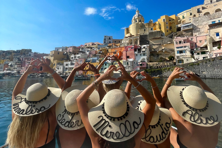 Procida : tour en bateau avec arrêts baignade et photos sous-marines