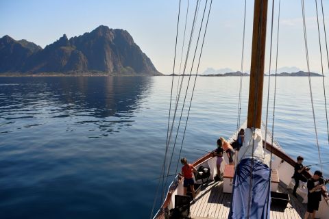 Lofoten Inseln: Luxuriöse Fjordkreuzfahrt und Angelausflug
