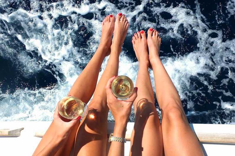 Paphos: BBQ-cruise van een halve dag met open bar en snorkelen