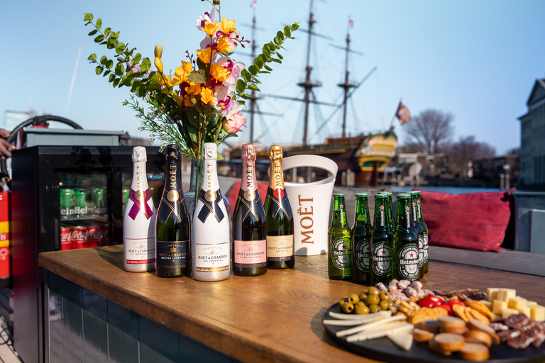 Amsterdam: Private Canal Cruise with Drinks and Snacks