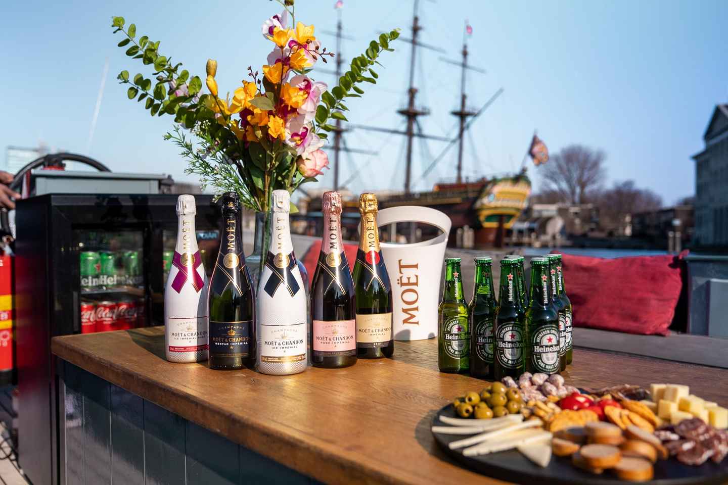 Amsterdam: Private Canal Cruise with Drinks and Snacks