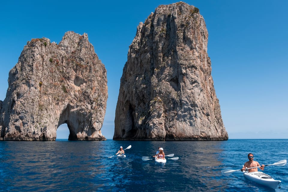 Capri: Aventura guiada en kayak con vistas a las Rocas Faraglioni ...