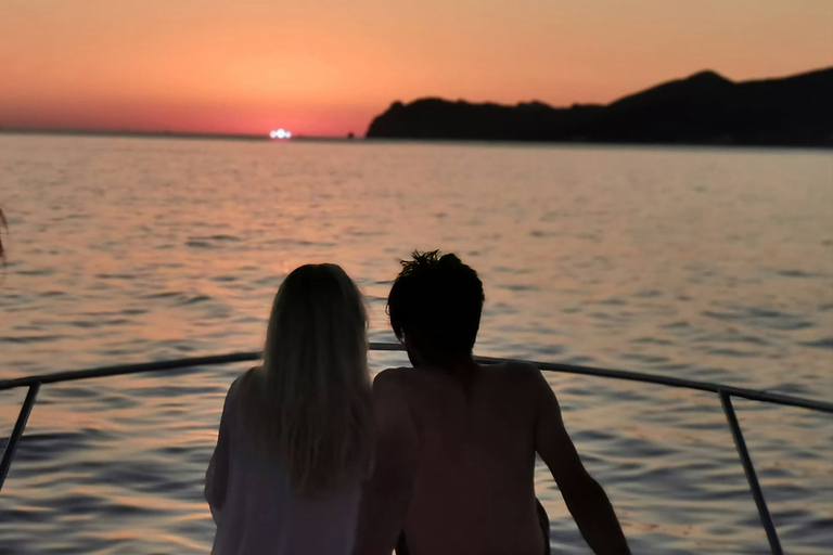 Fira : Croisière privée au coucher du soleil avec barbecue, boissons et sources d'eau chaude