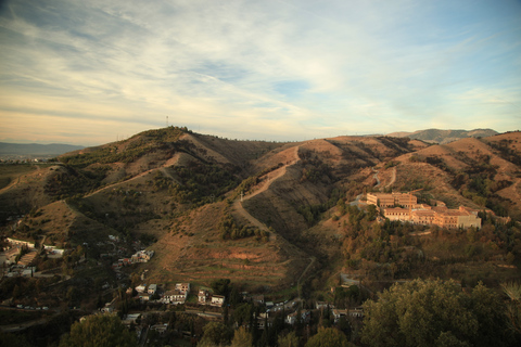 Granada: vistas de la puesta de sol de la Alhambra y Sierra Nevada en bicicleta eléctricaVisita privada en francés