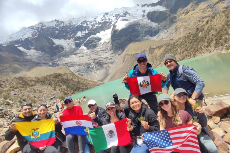 Cusco: Entdecken Sie die schneebedeckten Gipfel am Humantay Lake