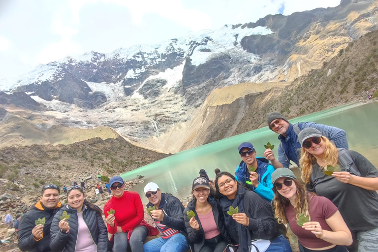 Cusco : découvrez les sommets enneigés du lac Humantay