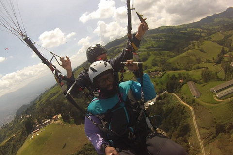 Excursión en parapente desde Medellín con fotos y vídeos GoPro