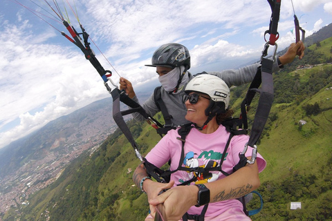 Excursión en parapente desde Medellín con fotos y vídeos GoPro