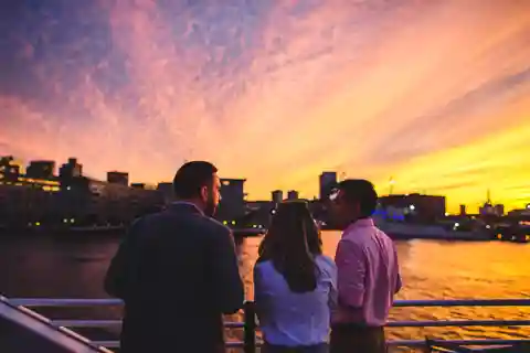 Boston: Cruzeiro Sunset Skyline com comentários