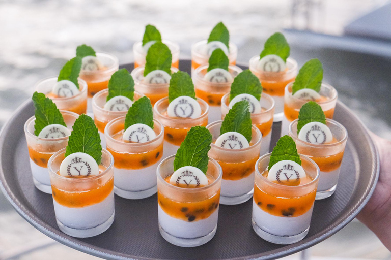 Krabi: Luxuriöse Sonnenuntergangsfahrt zu 4 Inseln mit einem Power-Katamaran