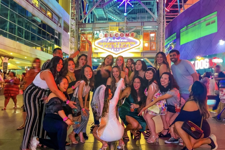 Las Vegas: Fremont Street Bar Crawl z ekskluzywnymi napojamiImprezowy autobus do pubu