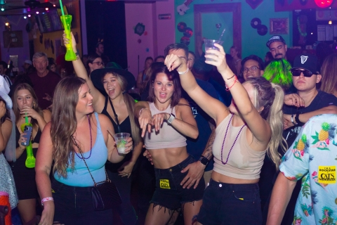 Las Vegas: Fremont Street Bar Crawl with Exclusive Drinks Walking Pub Crawl