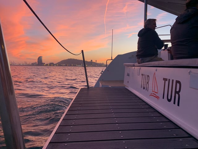 La migliore crociera al tramonto di Barcellona in un catamarano di lusso