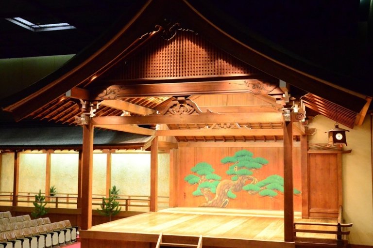 Zugang zum Otsuki Nōgaku Theater mit selbstgeführter TourBesuche das Otsuki Nōgaku Theater mit einer selbstgeführten Tour