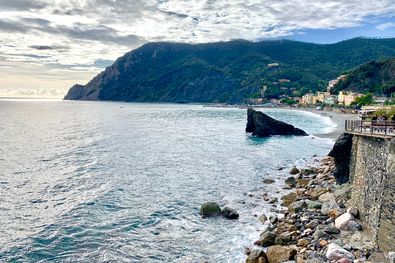 From Florence: Private Roundtrip Transfer to Cinque Terre