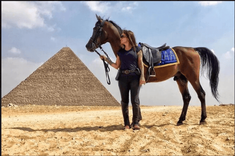 El Cairo: Paseo privado a caballo árabe por las pirámides de Guiza