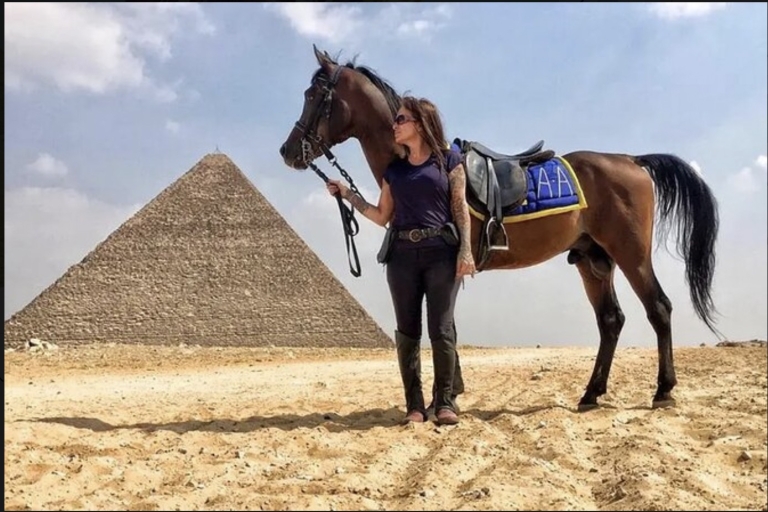 Private Arabische paarden rijden bij de piramides met pick-up