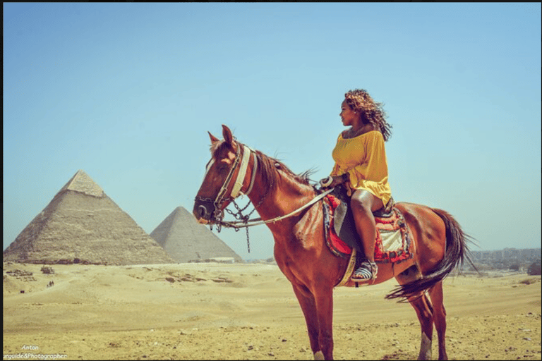 El Cairo: Paseo privado a caballo árabe por las pirámides de Guiza