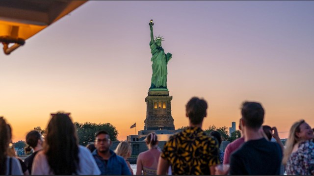Visit NYC Statue of Liberty Sunset Cruise Skip-the-Line Ticket in Nova Iorque