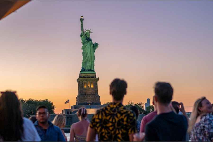 NYC: Sonnenuntergangsfahrt mit der Freiheitsstatue Skip-the-Line-Ticket. Foto: GetYourGuide