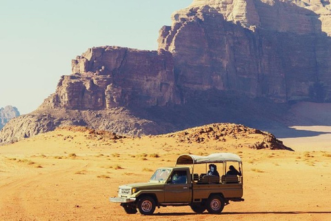 Excursion à Wadi Rum depuis Amman ou la Mer Morte Journée complèteExcursion à Wadi Rum à partir d'Amman ou de la Mer Morte Journée complète en minibus 7pax