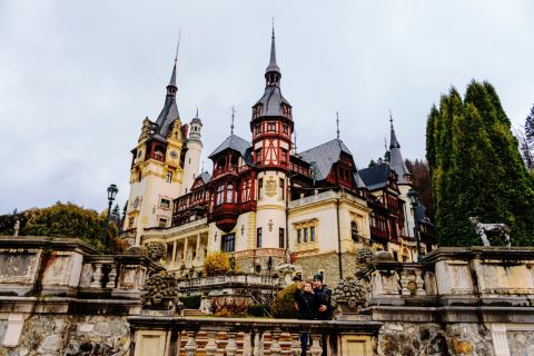From Bucharest: Private Day Trip to Peles and Dracula Castle