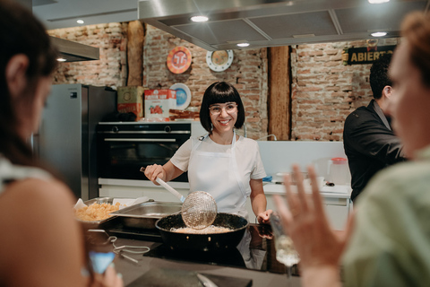 Madrid: Clase de Cocina de Paella y Tapas con Visita al Mercado Local