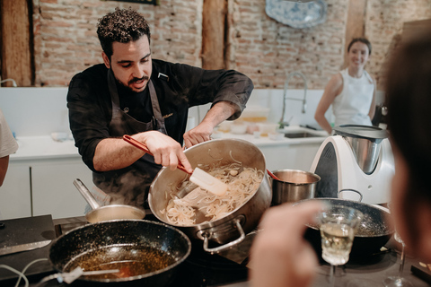 Madrid: Clase de Cocina de Paella y Tapas con Visita al Mercado Local