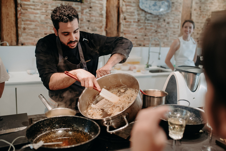 Madrid: Clase de Cocina de Paella y Tapas con Visita al Mercado Local