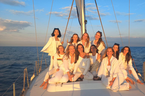 Barcelona: Luxury Private Sunset Yacht Cruise