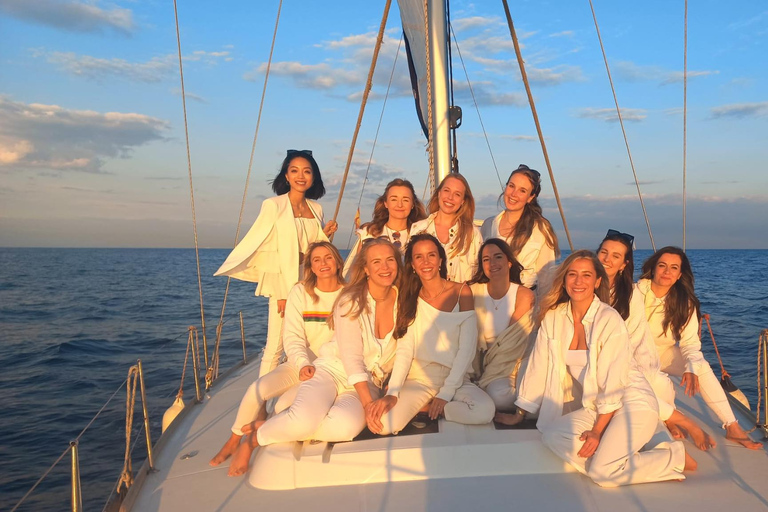 Barcelona: Luxury Private Sunset Yacht Cruise
