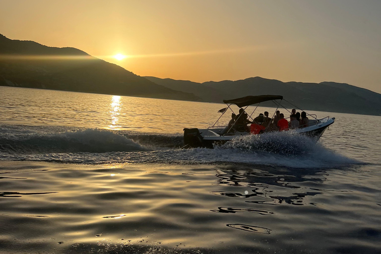 Explora el parque marino de Laganas en barco VIP