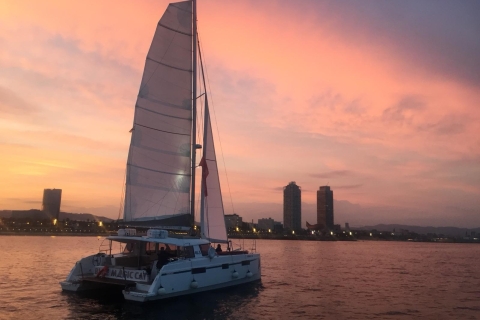 Barcelona: tour en barco al atardecer con bebidas y aperitivos