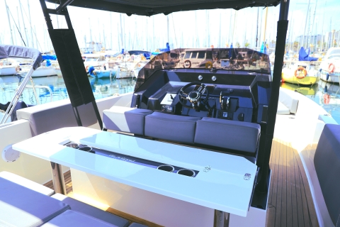 Barcelone : Visite privée en yacht à moteur à sensationBarcelone : 4h de visite privée en yacht à moteur à sensation