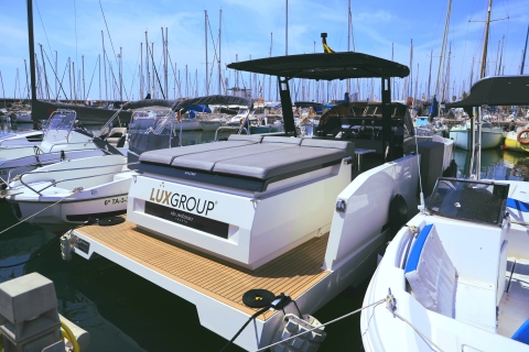 Barcelone : Visite privée en yacht à moteur à sensationBarcelone : 4h de visite privée en yacht à moteur à sensation
